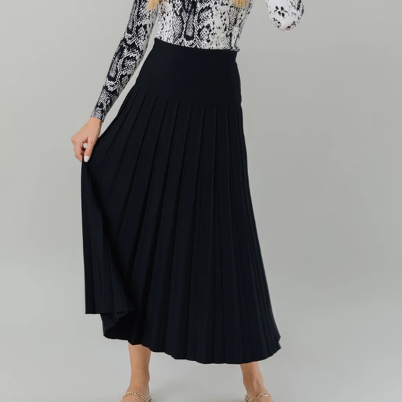APPARALEL THE MAXI INFINITY SKIRT IN BLACK - Picture 1 of 2